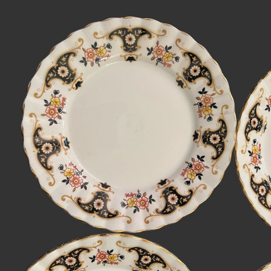 A set of 04 quarter plates