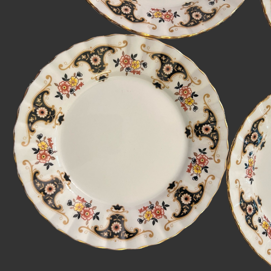 A set of 04 quarter plates