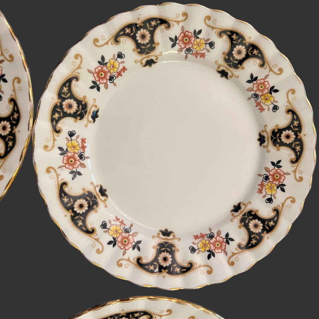 A set of 04 quarter plates
