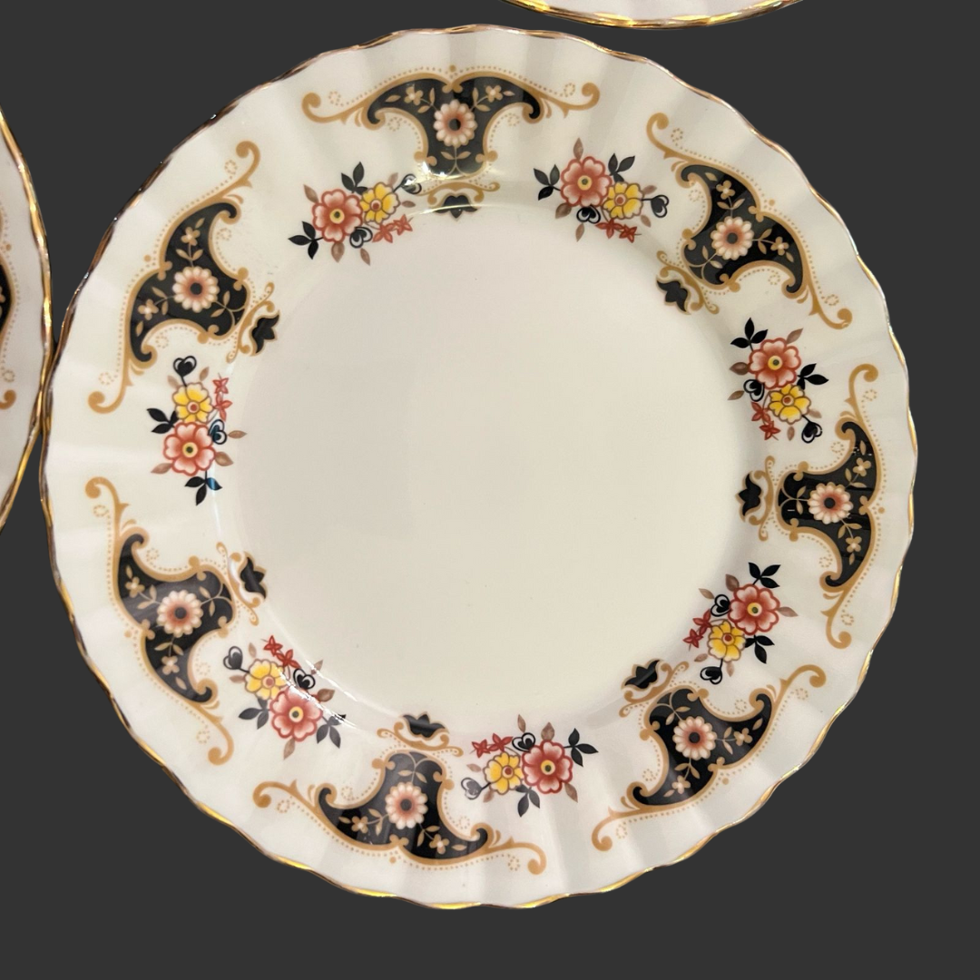 A set of 04 quarter plates