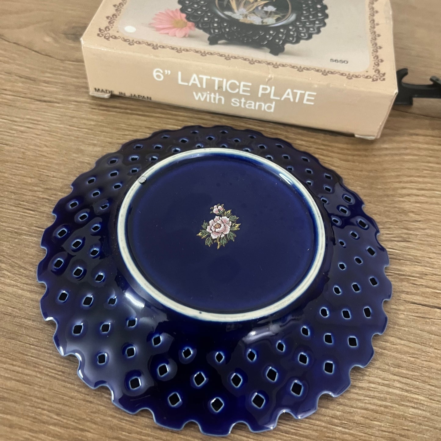 Lattice Plate With Stand